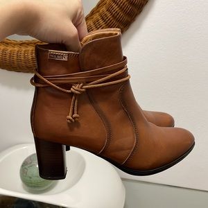 Pikolinos ankle boots